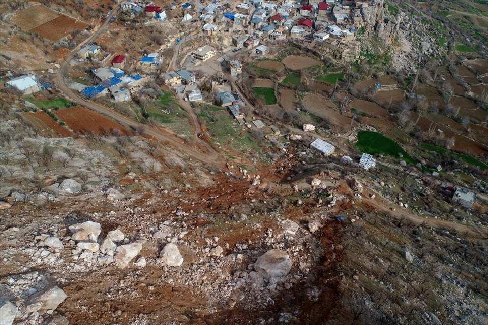 <p>Merkez üssü Kahramanmaraş'ın Pazarcık ilçesi olan 7,7 büyüklüğündeki ilk deprem, Kahta'da 45 kilometre uzaklıktaki Alidam köyünü de etkledi.</p>

<p> </p>
