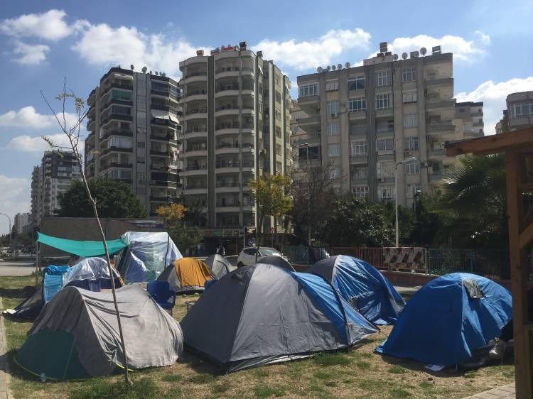 <p>Bu illerden biri olan Adana&rsquo;da da merkezde 11 apartman yıkılırken, 418 vatandaş hayatını kaybetti. Yaşanan bu depremde sadece apartmanların yıkılması ve ağır hasar almasından dolayı vatandaşlarda apartman fobisi oluştu.&nbsp;</p>
