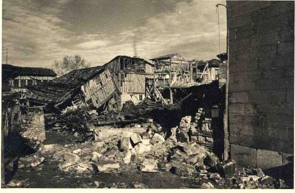 <p>90 yaşındaki Mehmet Ardanuç ise, “O dönem ilkokula gidiyordum. Evimiz iki katlı ahşap binaydı. Deprem olunca ortadan ikiye ayrıldı. 12 nüfus bir arada yaşıyorduk. </p>
