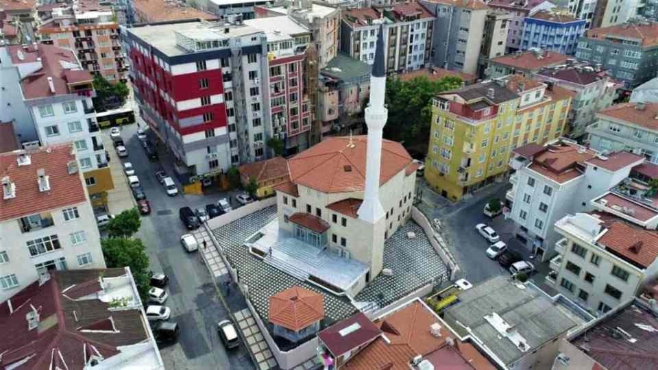 <p>TÜİK verilerine göre Türkiye'nin illere kafa tutan en kalabalık mahalleleri belli oldu. İşte nüfusu 50 bin kişi den fazla olan 50 mahallesi...<br />
<br />
<strong>50- İstanbul / Bağcılar / Demirkapı mahallesi</strong><br />
<br />
54.188 kişi</p>
<p> </p>