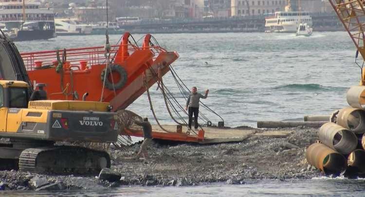 <p>Kız Kulesi'nin kubbe kısmından sökülen betonarme yapının binaya yük bindirdiğine dikkat çeken Bakan Ersoy, "Beton ve inşaat demiri kullandığınız zaman yapının yükünü inanılmaz derecede artırıyorsunuz. Mevcut yapı tasarlanırkenki statik yapısından çok uzak hale getiriyorsunuz. Yapıda orta ve uzun vadede ciddi hasarlar oluşturuyor. Binanın statiğini bozuyorsunuz. Bütün eklentiler statiği el verdiği ölçüde söküldü. Yapı orta şiddetli bir depremde yıkılmaya müsait. 80 yıllık betonarme kullanıyorsunuz" demişti.</p>