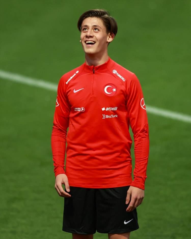 <p>“Küçükken çok Alex izliyordum, oyun stilimi de benzetmeye çalışıyordum. Şimdi de Odegaard, Bruno Fernandes. Bu isimleri çok izliyorum. Çok üst seviye oyuncular, çok özellikli oyuncular diyebilirim.”</p>
