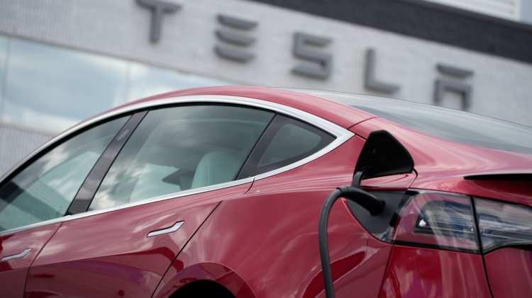 <p>Markaya yakın kaynaklardan edinilen bilgiye göre, Tesla son gelen ilave gümrük vergisinden sonra Türkiye’deki yatırım kararlarını yeniden gözden geçiriyor. Tesla Türkiye CEO'su Kemal Geçer de ilave gümrük vergilerinin Tesla'nın Türkiye'deki planlarını olumsuz etkilediğini ifade etti.</p>
