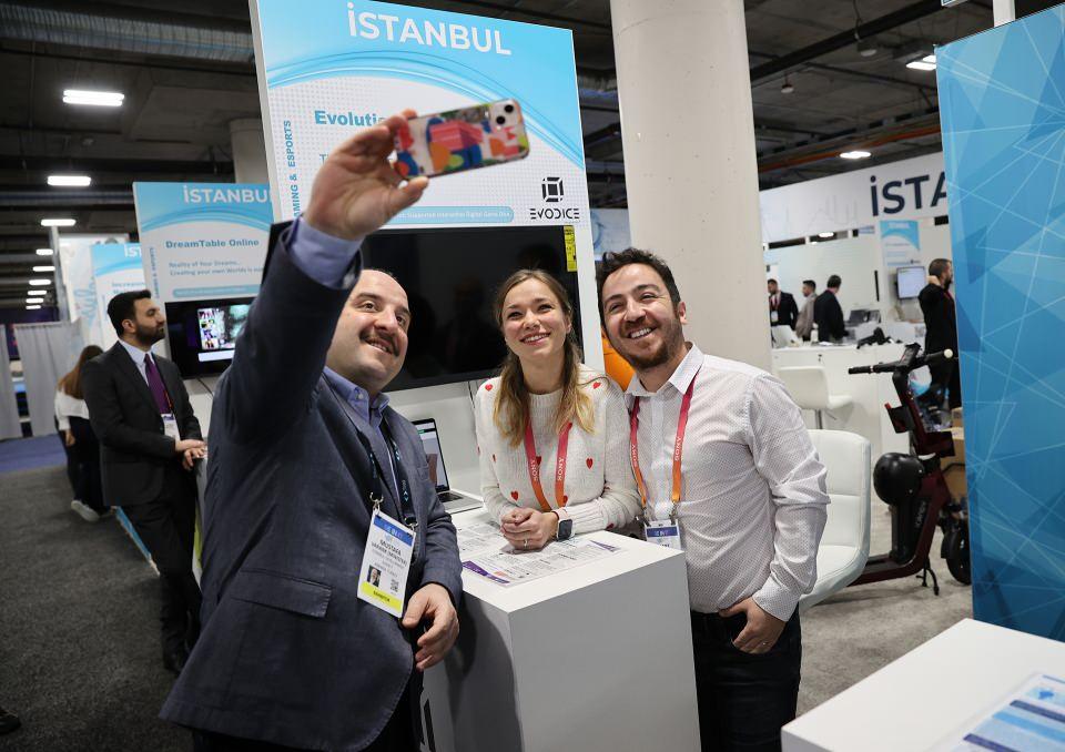 <p>8 Ocak 2023'te Sanayi ve Teknoloji Bakanı Mustafa Varank, ABD'deki "CES 2023 Fuarı"nı ziyaretinde, Türk teknoloji girişimcilerinin bulunduğu "İstanbul Pavilyonu"ndaki stant görevlileriyle öz çekim yapmıştı.</p>