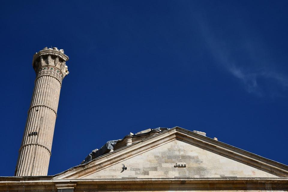 <p>Depremin etkisiyle kubbesi çöken caminin minarelerinde de kısmi hasar oluştu. Girişi kapatılan yapının, aslına uygun restore edileceği öğrenildi.</p>
