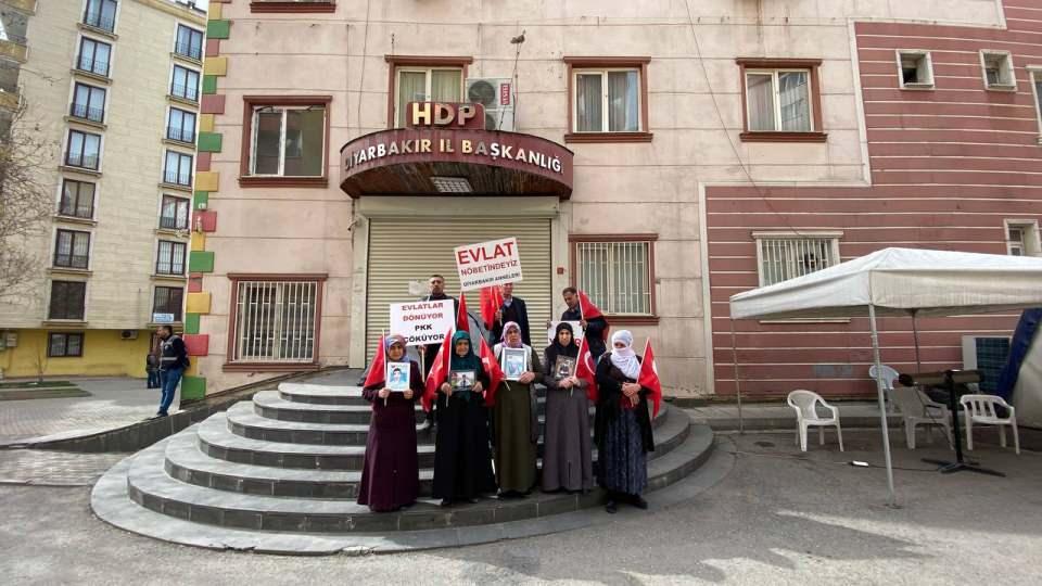 <p>2010 yılında 18 yaşındayken kaçırılan oğlu Mahmut için nöbete katılan Bedriye Uslu da, “Çocuklarımızın peşindeyiz. Sabah kalkıp çadıra geliyoruz. Kız çocukları da kadın. Onları oraya mahkum etmişler. HDP'nin ne hakkı var bu annelere ve kız çocuklarına zulme. HDP diyor 'Jin Jiyan Azadi (Kadın Yaşam Özgürlük)' hani nerede bu slogan. Onların peşindeyiz hep" diye konuştu.</p>