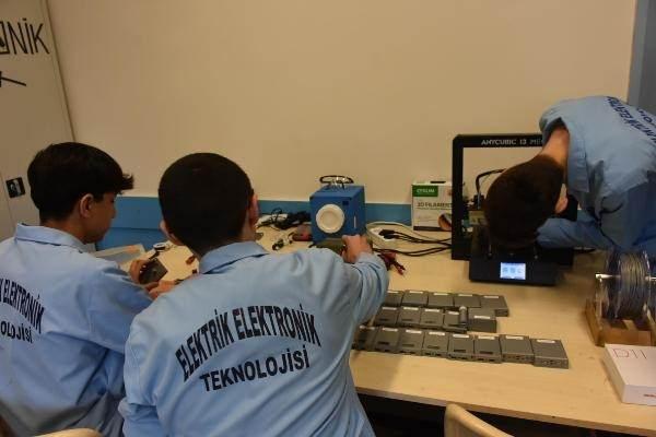 <p>İmkanlarımız dahilinde yapılan bu güç kaynaklarını deprem bölgesine gönderdik. Bir şarj cihazımız ortalama 4 telefon şarj edebiliyor. Taşınabilir şarj cihazı aynı zamanda güneş enerjisiyle yaklaşık 6 saatte doluyor. Bölgeden bu konuda olumlu dönüş alınca isabetli bir iş yaptığımızı anladık" dedi.​</p>
