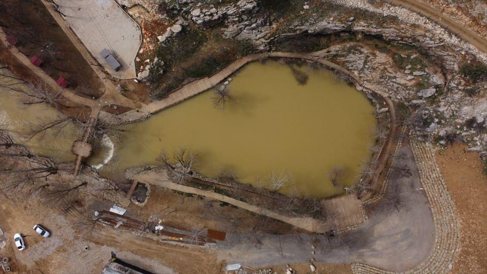 <p>Göldeki suyun renk değişimi, daha önce aynı açıdan dron ile çekilen Anadolu Ajansının (AA) arşiv görüntüleriyle şimdiki görüntülerin karşılaştırılmasıyla daha iyi anlaşıldı.</p>

<p> </p>
