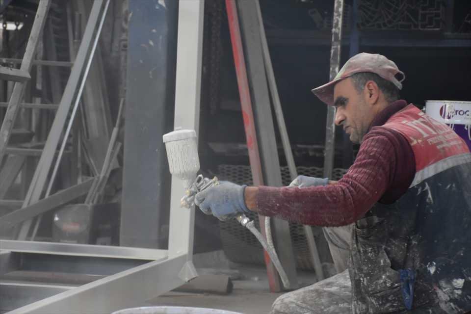 <p>İtina Prefabrik Konteyner işletmesinin sahibi Bilal Dalgacı, AA muhabirine, Kahramanmaraş merkezli depremler öncesinde ASELSAN, Türk Havacılık ve Uzay Sanayii, ASELSANNET, Tosyalı gibi Türk sanayisinin önde gelen kuruluşlarının konteyner ihtiyaçlarını karşıladıklarını söyledi.</p>
<p> </p>