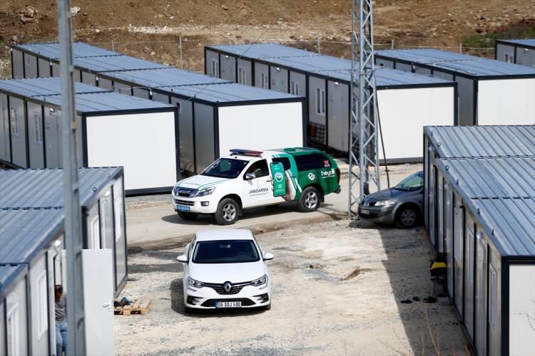 <p>Yakınlarının cenaze törenine katılan Çelikyürek, sonraki gün Kisecik Mahallesi'nde kurulan konteyner kente gelerek gönüllü olarak depremzedeler için çalışmaya başladı.</p>
