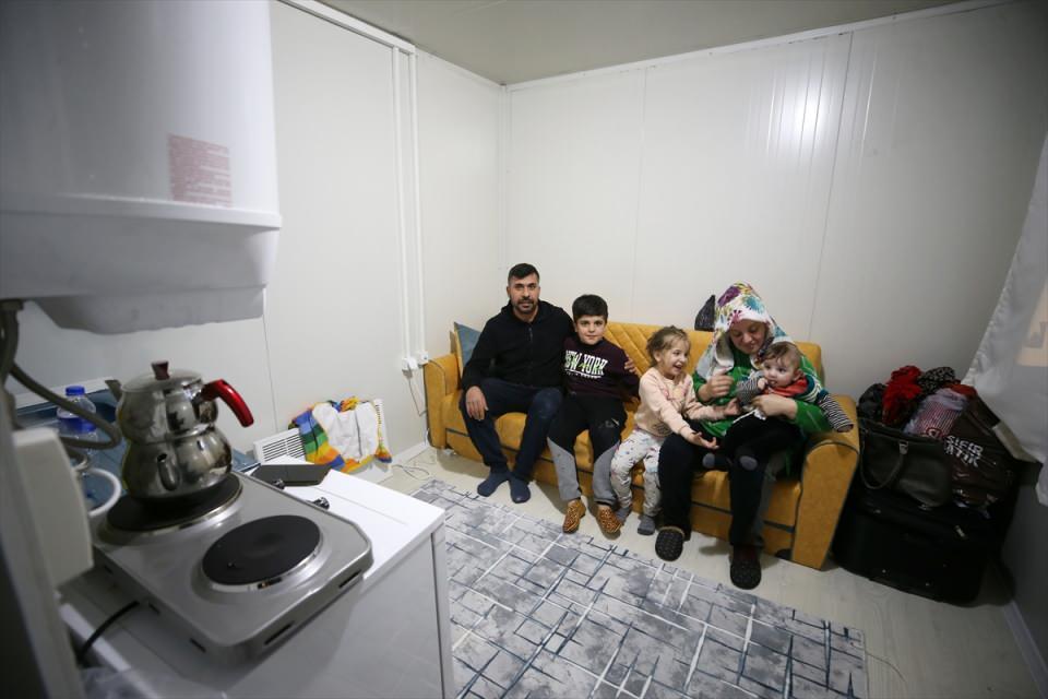<p>Kalkan, depremde iki dairesi ve iş yerinin yıkıldığını ifade ederek, "Konteynerler çok güzel, buraya geldik rahatız. Yataklarımız, oturma yerlerimiz, buzdolabımız, ocağımız kurulu. Bütün ihtiyaçlarımız da karşılanıyor." dedi.</p>