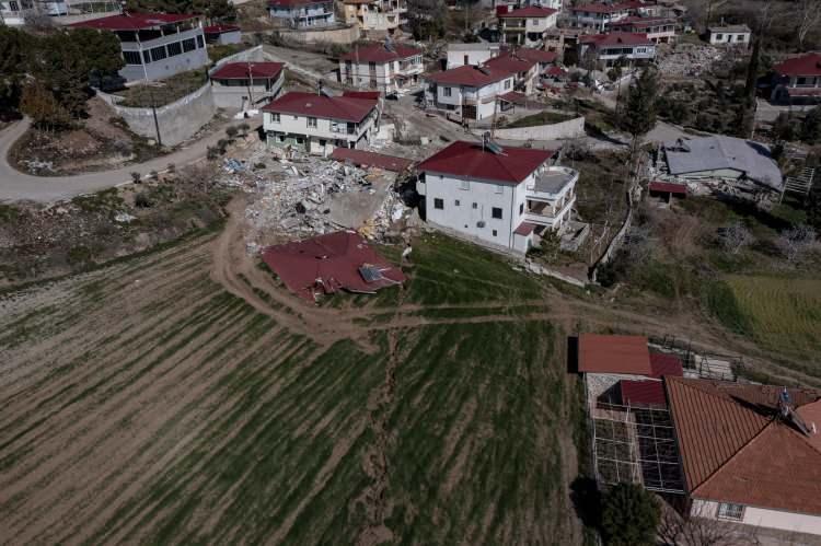 <p>Mahalleye gelerek yarığı inceleyen yetkililerin bölgenin yaklaşık 4 metre kaydığı bilgisini verdiğini aktaran Ünlügedik, "Yerimizi, yurdumuzu terk etmeyiz. Bu evleri yıkacağız, Allah'ın izniyle yerlerine yenisini yapacağız ama depreme dayanıklı evler olacak." dedi.</p>

<p>Dulkadiroğlu ilçesi Kocalar Mahallesi'ne giden kara yolunda da çatlaklar oluştuğu, kayaların depremin etkisiyle yola yuvarlandığı gözlendi.</p>
