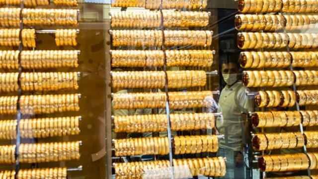 <p>ONS altın bugüne 1.816 dolardan başladı. ONS altın dün 1.855 dolar civarında işlem görüyordu.</p>
<p> </p>