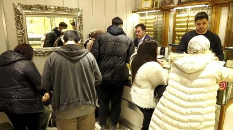<p>Sonra dönüş yaptılar kendi illerine ellerinde kalan ürünleri de dükkanlarında bulunan kasalarına girmedi. Haberlerde de görüldüğü gibi poşetlerle altınlar maalesef enkaz altında kaldı.</p>
<p> </p>