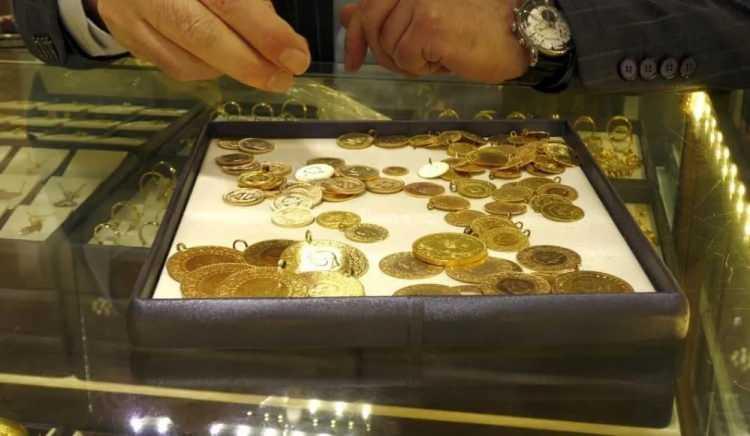 <p>Altındaki son durumu da değerlendiren Çakmakçı, “Önümüzdeki günlerde ve dönemlerde yapılacak faiz kararları piyasaları etkiler. Biz şöyle düşünüyoruz altında hiçbir şekilde uzun vadede düşüş beklemiyoruz. Vatandaş altından kaçmasın yine uzun vade yatırımını her zaman güvenli liman olan altına yapsın diyoruz” ifadelerini kullandı.</p>
<p> </p>