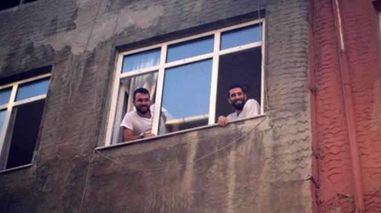 <p><span style="color:#000000"><strong>Bayrampaşa sokaklarında y&uuml;r&uuml;rken bu semtin kendisi i&ccedil;in &ouml;nemini vurgulayan Turan, "&Ccedil;ağırdığımda beni koruyabilecek, benimle dertleşebilecek bir s&uuml;r&uuml; kardeşim, arkadaşım var burada..." diyerek s&ouml;zlerine başladı.</strong></span></p>
