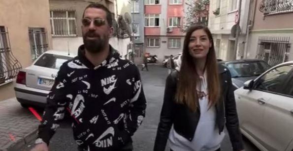 <p><span style="color:#000000"><strong>Bayrampaşa'da bulunan Arda Turan Caddesi'nde Funda Karayel ile bir araya gelen &uuml;nl&uuml; futbolcu, hem &ouml;zel yaşantısı hem de kariyeri hakkında samimi a&ccedil;ıklamalarda bulundu.</strong></span></p>
