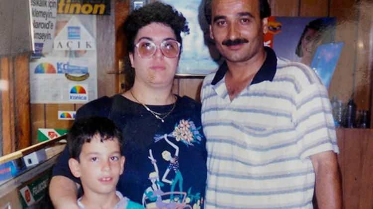 <p><span style="color:#FF0000"><strong>"&Ccedil;IKIŞ NOKTAM KALMAYINCA SABAH NAMAZI VAKİTLERİ BURAYA GELİRDİM"</strong></span></p>

<p><span style="color:#000000"><strong>Doğup b&uuml;y&uuml;d&uuml;ğ&uuml; Bayrampaşa ile bağının hi&ccedil;bir zaman kopmadığını dile getiren Turan, ş&ouml;yle konuştu:</strong></span></p>

<p><span style="color:#000000"><strong>"K&ouml;şeye sıkıştığımı hissedince, basın &uuml;st&uuml;me geldiğinde, &ccedil;ıkış noktam kalmayınca sabah namazı vakitleri buraya gelirdim. Dedemin arkadaşları olan cami cemaatini tanıdığım i&ccedil;in onlarla işkembe &ccedil;orbası i&ccedil;erdik, bu k&uuml;lt&uuml;re ait olmayı &ccedil;ok seviyorum."</strong></span></p>
