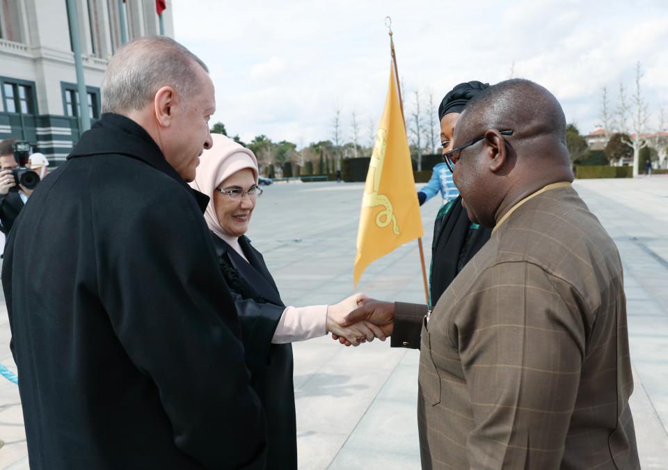 <p>Cumhurbaşkanı Recep Tayyip Erdoğan, Sierra Leone Cumhurbaşkanı Julius Maada Bio'yu Cumhurbaşkanlığı Külliyesi'nde resmi törenle karşıladı.</p>

<p> </p>
