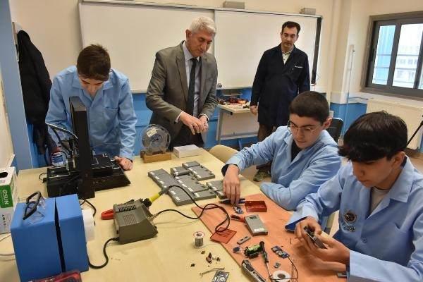 <p>İzmir'in Buca ilçesindeki Buca Necla Tevfik Karadavut Mesleki ve Teknik Anadolu Lisesi'nde öğretmen ve öğrenciler, depremzedeler için çeşitli boyutlarda güneş enerjili ve ışıldaklı taşınabilir şarj cihazı (powerbank) üretiyor. </p>
