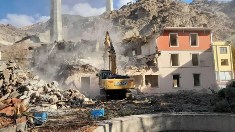 <p>Yeni yerleşim alanlarına göçün büyük oranda tamamlandığı ilçe, boşaltılan binalarda geri dönüşüm yıkımlarının ardından 'hayalet kent'e döndü.</p>