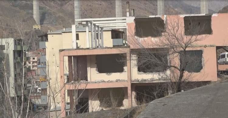 <p>İlçede yaşayan Ahmet Keleş, “Çok hüzünlüyüz. Doğduğumuz, büyüdüğümüz ilçemizin sulara gömülmesine canlı canlı izliyoruz.</p>