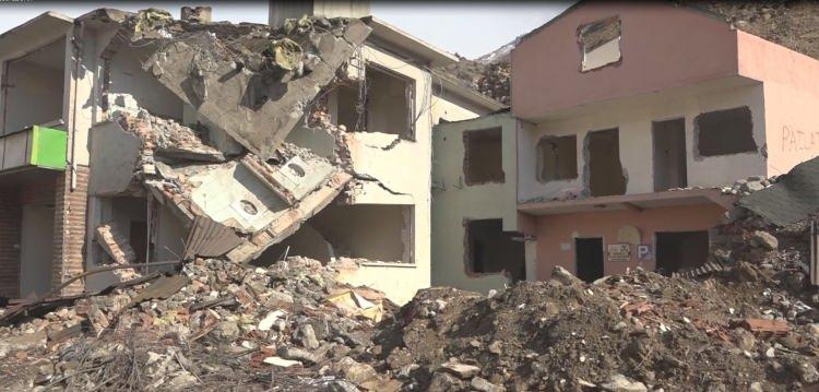 <p>Sular ilçeye ulaştı ama yukarda da çok güzel yeni ilçemiz yapıldı. Eksiklikleri gideriliyor. Hepimize hayırlı olsun” dedi.</p>