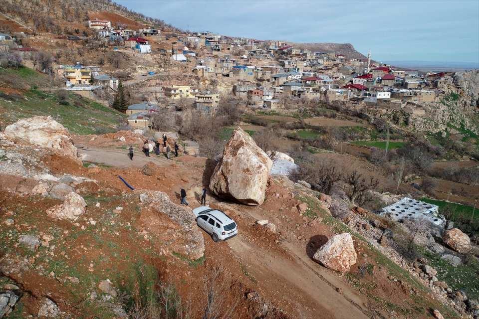 <p>Adıyaman'ın Kahta ilçesinde, Kahramanmaraş merkezli 6 Şubat'ta meydana gelen ilk depremde dağdan koparak yuvarlanan ve evleri teğet geçen dev kayalar, köy sakinlerini korkuttu.</p>

<p> </p>
