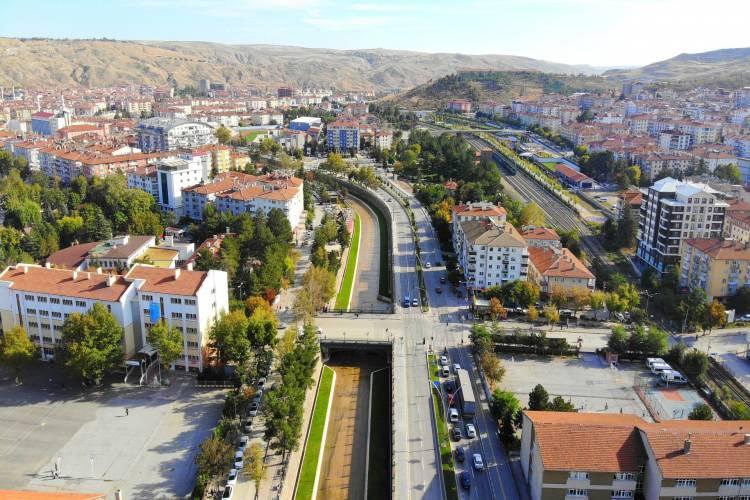 <p>Başkan Esen, Çankırı kent merkezindeki yapıların durumuyla ilgili, "Deprem coğrafyamızın gerçeği. Yapı denetim konusunda, imarla, inşaatla alakalı ne varsa denetçisi olacağız. En ufak tavize göz yummayacağız. Bunun bedeli ne olursa olsun. Ama bizden önceki alınmış ruhsatlarla ilgili bir şey yapamıyoruz, verilen hakkı geri alamıyorsunuz.</p>
