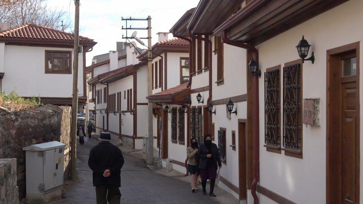 <p><strong>"BİNALARIN YÜZDE 80'İ RİSKLİ YAPI"</strong></p>

<p>Çankırı merkezde 7 bin 130 konutumuz, binamız var. 1999 öncesi yapılaşmalar 6 bin konut civarında. Ciddi bir dönüşüme ihtiyaç var. Ama coğrafyamız, alüvyonlu, sulu zemin. Yapılaşmaya çok müsait değil. Dersimize çalışıyoruz ama inşallah yakın zamanda imtihan olmayız. Çankırı'da yaşayan hemşehrilerimizin yüzde 60'ı riskli yapıda. Binaların da yüzde 80'i riskli yapı diyebiliriz" ifadelerini kullandı.</p>

