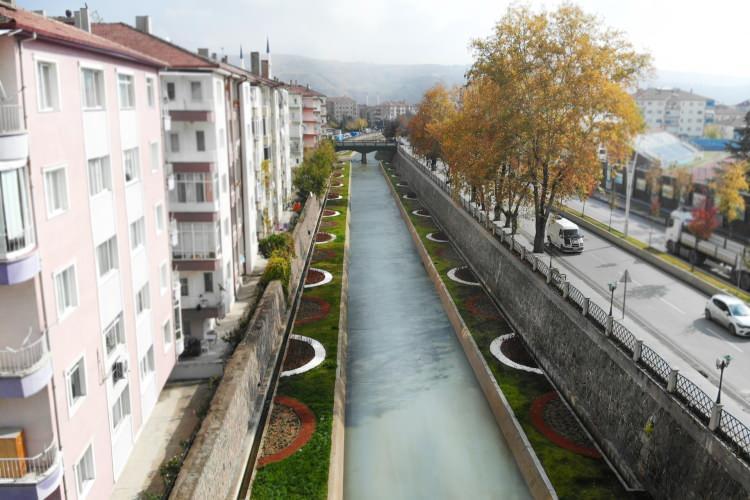 <p>Başkan Esen, olası afet durumu için koordinasyon çalışmalarının yanı sıra belediyeden yaklaşık 100 personelin arama kurtarma ekibi olarak görevlendirildiğini ve gerekli ekipmanların da yenilendiğini ifade etti. </p>

