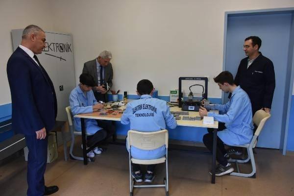 <p>'DURMAYACAĞIZ, ÇALIŞACAĞIZ' </p>

<p>Deprem bölgesindeki vatandaşların aileleriyle daha rahat iletişim kurabilmesi için sınıf arkadaşlarıyla birlikte çalıştıklarını belirten 9'uncu sınıf öğrencisi Zeynel Cem Karakaş (16), "Depremden sonra üzüldüm. Okulda böyle bir faaliyet yapılacağını öğrenince gönüllü olmak istedim" diye konuştu.</p>
