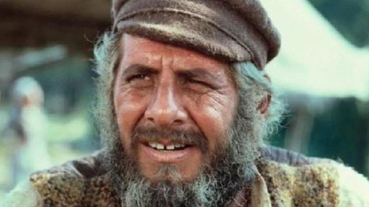 <p><strong>1971 yapımı 'Fiddler on the Roof' (Damdaki Kemancı) filminde 'Tevye' karakterini canlandıran ve Türkiye'de tanınan oyuncu Chaim Topol 87 yaşında hayatını kaybettiği açıklandı.</strong></p>
