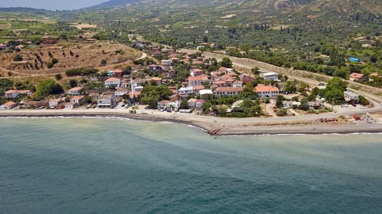 <p>İstanbul, Kocaeli ve Bursa kesiminden Marmara Denizine giren KAF Hattı, Tekirdağ’ın Şarköy ilçesine bağlı Gaziköy Mahallesinden denizden çıkarak Saros Körfezi ve oradan da Yunanistan’a uzanıyor.</p>