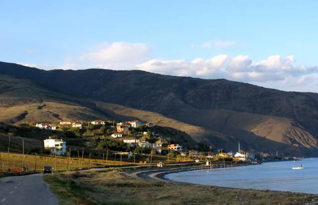 <p><strong>111 YILDIR UYUYOR</strong></p>
<p>111 yıldır uyuyan bu fayı, denizden çıkar çıkmaz Gaziköy Mahallesi ile buluşuyor.</p>