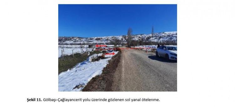 <p>Türkoğlu’ndan sonra Sağlık Ovası içinde gözlenemeyen fay izi Beyoğlu’nun Doğusundan tekrar izlenebilen ve genel doğrultusu K40-45D olan kırık İslahiye’nin kuzeyinde K25-30D doğrultusuna dönerek Altınüzüm’ün kuzeyine kadar kesintisiz devam etti. Beyoğlu- Altınüzüm arasında ova içine girdiği yerlerde 50-60 metre deformasyon zonunu kullanan kırık üzerinde ortalama 2-3 metre arasında yer değiştirmeler ölçüldü. Yüzey kırığı Altınüzüm Hassa arasında takip edilemedi. Hassa’nın kuzeyinden Hacılar Köyü’ne kadar gözlenebilen kırık üzerinde maksimum 3 metreye kadar yanal atımlar gözlendi. Kırıkhan’ın kuzeyine kadar izlenemeyen kırık Alaybeyli, Kırıkhan kuzeybatısını takiben Özsoğuksu’ya kadar takip edilebildi. 4.5 km ile 2 km arasında uzunlukları değişen sağa sıçramalı kademeli kırıklar halinde Kırıkhan-Antakya yoluna kadar devam eden hat üzerinde 1 metreye kadar atımlar ölçüldü. Buradan sonra arazide izlenemeyen kırığın HGMAtlas uygulamasında güneye kollar halinde saçılarak sonlandığı gözlendi.</p>