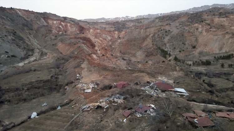 <p>Malatya'nın Doğanşehir ilçesinde, Kahramanmaraş'ın Pazarcık ilçesi merkezli 7,7 büyüklüğündeki ilk depremin ardından meydana gelen heyelan nedeniyle 500 metre aşağıya kayarak tamamen yıkılan 15 haneli mezra havadan görüntülendi.</p>
