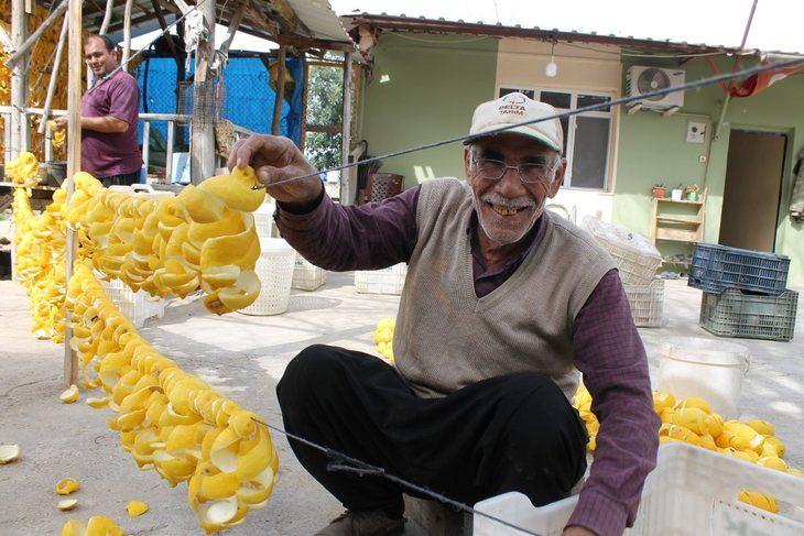 <p><strong>Adana'da dalında kalan atıl limonları ekonomiye kazandıran mahalle sakinleri, bahçede 3 TL'ye düşen ürünün kabuklarını kurutup 18 TL'den satıyor. Böylece birçok kişi faydaları saymakla bitmeyen limonun kabuklarını değerlendirerek hem kendi hem de ülke ekonomisine kazanç sağlıyor. </strong></p>
