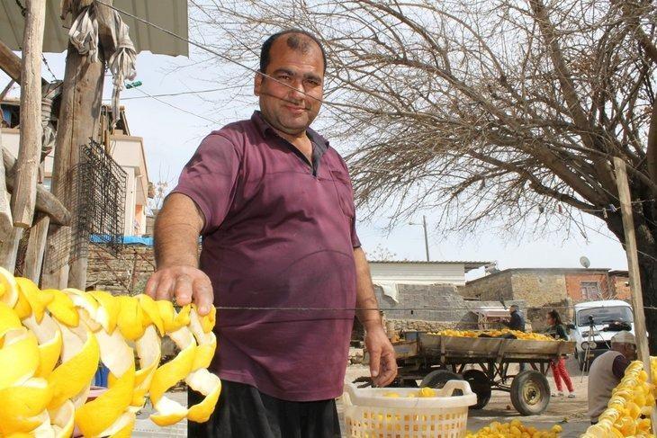 <p><strong>Dökük ve dalında kalan narenciye ürünlerini kurutan mahalle sakinleri 3 ay boyunca zorlu mesai yaparken, imece usulü hazırlanan limon kabukları çamaşır gibi iplere asılarak balkon ve damlarda kurutuyor.</strong></p>