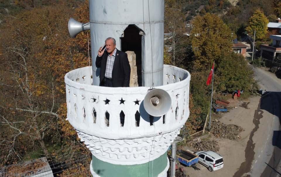 <p>12 Kasım 2002'de Bursa'nın Orhangazi ilçesine bağlı Bayırköy Mahallesi'nde bir vatandaş, sinyal sorunundan dolayı minareye çıkarak telefon görüşmesi yapmıştı. </p>
