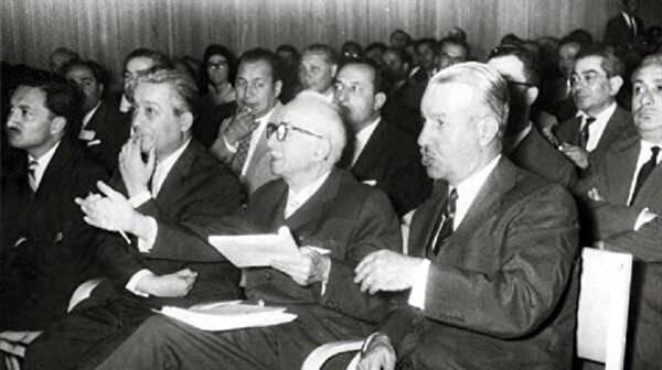 <p><strong>1962-1963/ CHP-YTP-CMKP-Bağımsızlar Koalisyonu</strong></p> <p>Hükümeti kurma görevi, 4 Haziran 1962 tarihinde Cumhurbaşkanı Cemal Gürsel tarafından yine Malatya Milletvekili İsmet İnönü'ye verildi. İnönü, aynı gün görüşmelere başladı. Yine eski sorularla karşılaştı: Devletin ekonomi üzerindeki kontrolü ne kadar olacaktı, özel sektöre ne kadar özgürlük verilecekti?</p> 