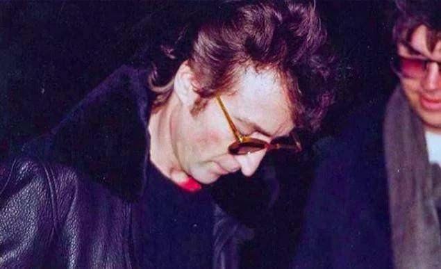 <p>Öldürülmesinden saatler önce bilmeden katiline imza veren John Lennon'un o anları</p>