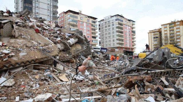 <p><span style="color:#000000"><strong>6 Şubat'ta meydana gelen Kahramanmaraş merkezli 7.7 ve 7.6 büyüklüğündeki iki büyük deprem, on binlerce vatandaşın hayatını kaybetmesine ve evsiz kalmasına neden oldu. </strong></span></p>
