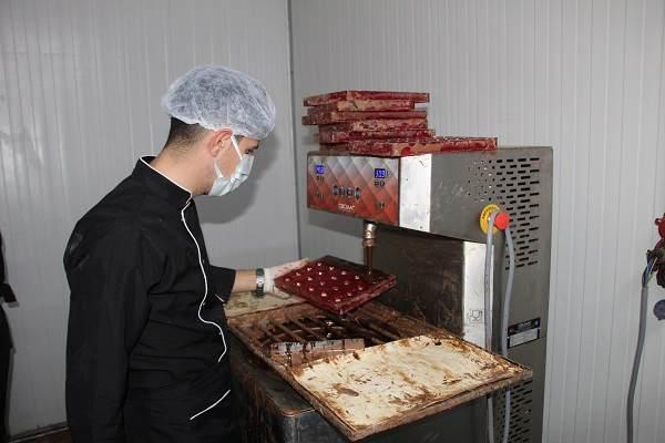<p><strong>Girişimci Ata Bilen, tencerede başladığı üretime KOSGEB desteği alarak kısa süre içinde kendi çikolata atölyesini kurdu. </strong></p>
