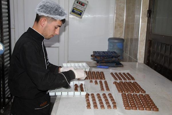 <p><strong>Şırnaklı genç girişimci Ata Bilen, açtığı işletmede devam ederek 20 kişiye de istihdam sağladı. Bilen, memleketinde açtığı imalathanede ürettiği çikolataları yurt içinde 40’tan fazla il ve İran, Suriye ile Irak’a pazarlamaya başladı. </strong></p>
