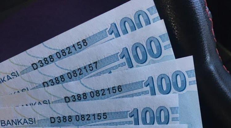 <p>Türk Ticaret Kanunu ve Vergi Usul Kanunu hükümlerine göre tutulması, muhafazası ve ibrazı mecburi olan defter ve belgeleri depremde zayi olan mükelleflerin, zayi belgesi için yetkili mahkemeye başvuru süresi 31 Temmuz 2023'e kadar uzatılacak. Bu belgenin il veya ilçe idare kurullarından alınabilmesine imkan sağlanacak. Yeni defter açılışları kolaylaştırılacak ve yeni defterlerin tasdiki işlemlerinde noter harcı ve noterlik ücreti alınmayacak.</p>