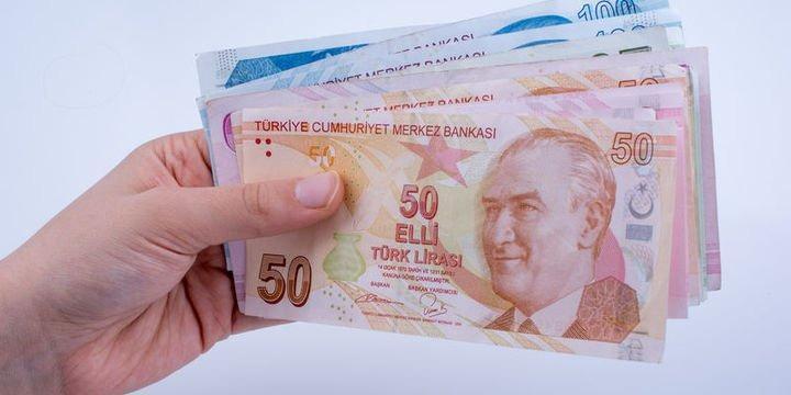<p>Karayolları Trafik Kanunu'na eklenen geçici madde ile sürücülere uygulanan trafik idari para cezalarına istinaden verilen ve aktif durumda olan ceza puanları silinecek, ceza puanı hesaplamasında bu durum dikkate alınmayacak.</p>