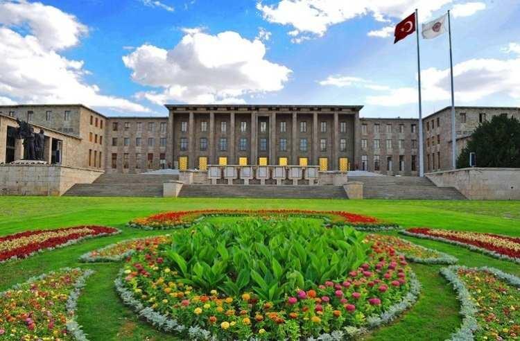 <p>Kurumlar Vergisi Kanunu'nda yapılan değişiklikle; kurumların kurumlar vergisinden istisna edilen kazan&ccedil;larına ilişkin giderlerinin veya istisna kapsamındaki faaliyetlerinden doğan zararlarının, istisna dışı kurum kazancından indirilmesi kabul edilmeyecek. İştirak hisseleri alımıyla ilgili finansman giderleri, bu kanun kapsamında yapılan devir işlemleri sonrasına isabet edenler de dahil olmak &uuml;zere, kurum kazancından indirilebilecek.</p>
