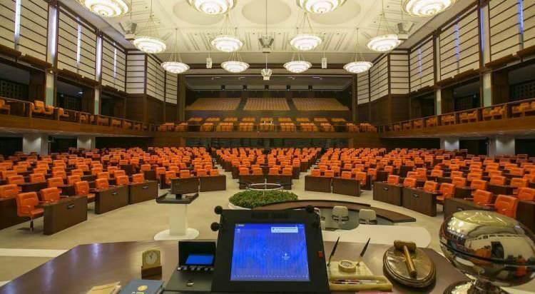 <p>Yasayla 14 İlde B&uuml;y&uuml;kşehir Belediyesi ve Yirmi Yedi İl&ccedil;e Kurulması ile Bazı Kanun ve Kanun H&uuml;km&uuml;nde Kararnamelerde Değişiklik Yapılmasına Dair Kanunu'nda da d&uuml;zenleme yapılıyor.</p>
