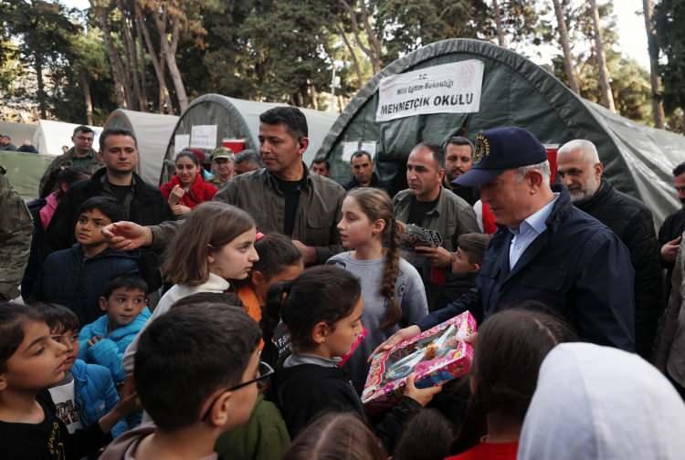 <p>Bir öğünde 10 bin kişilik yemek kapasitesine sahip mutfak ile 15 bin ekmek üretim kapasitesine sahip fırında incelemelerde bulunan Akar, depremzedelere yapılan yemek dağıtımını takip etti, vatandaşların taleplerini dinledi.</p>
